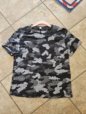 Lululemon Womens Black & Gray Camo Short Sleeve Shirt